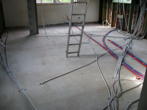 Kabels en buizen vastleggen op het verdiep.