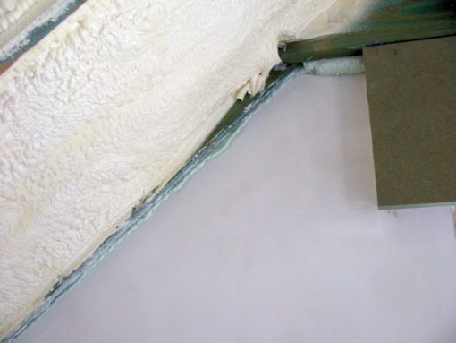 Nog een plaats dat een trekgat is: waar het gebinte van het dak tegen de muren zit.