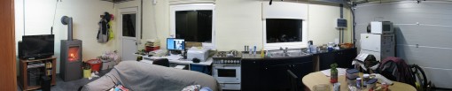Zicht op het bureau, keuken, eethoek (serieus vervormd door panoramaperspectief). (klik voor grotere foto)