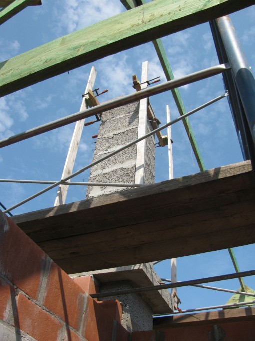 De constructie met paslatten om de gevel rond de schoorsteen te metsen.