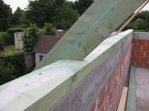 De muurbalk op de ringbalk bevestigd, en daarop het begin van de dakconstructie