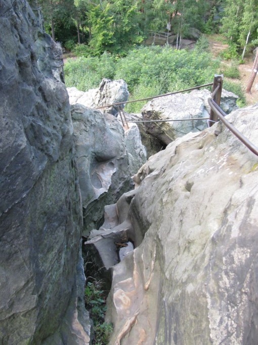 De trap terug naar beneden van op een uitkijkpunt op een rots.